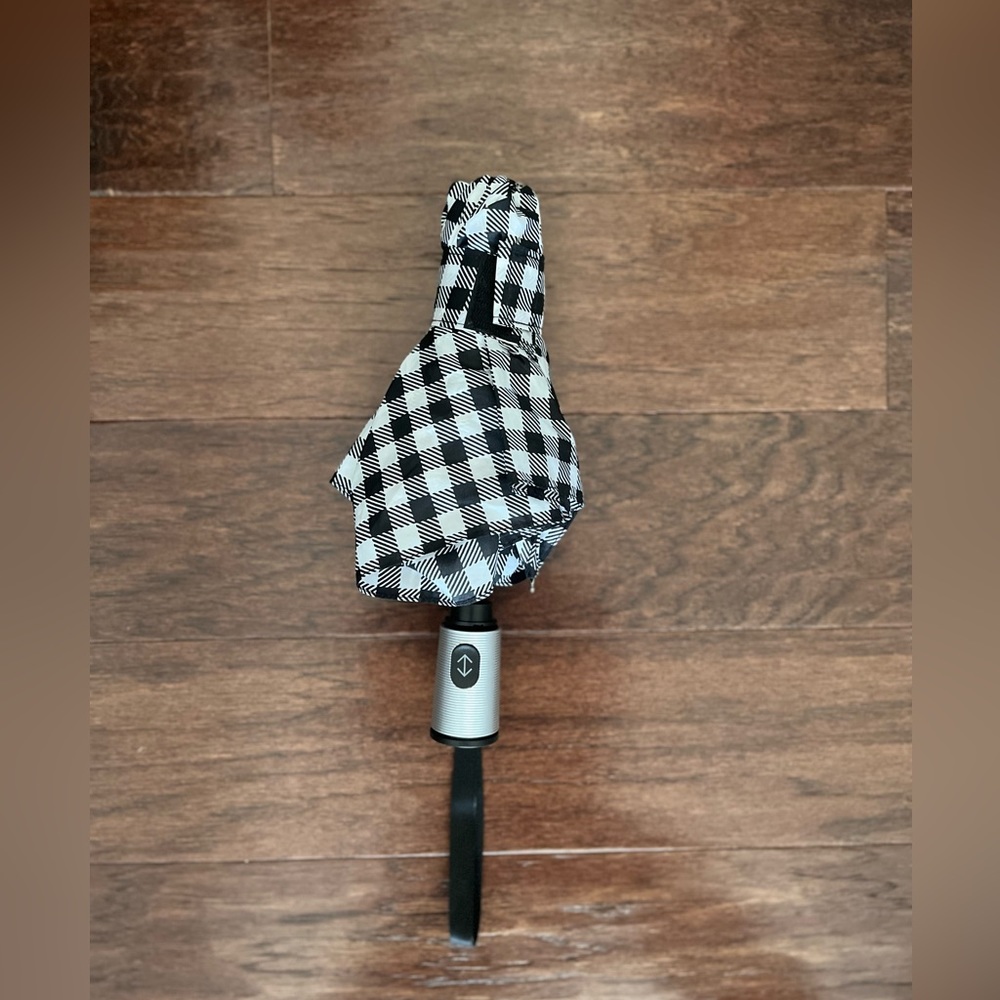 ❤️4 for $28 black & white umbrella